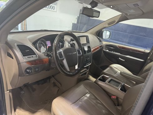 Used 2013 Chrysler Town & Country Touring image 5
