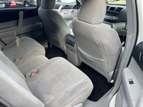 Used 2012 Toyota Highlander SE image 17