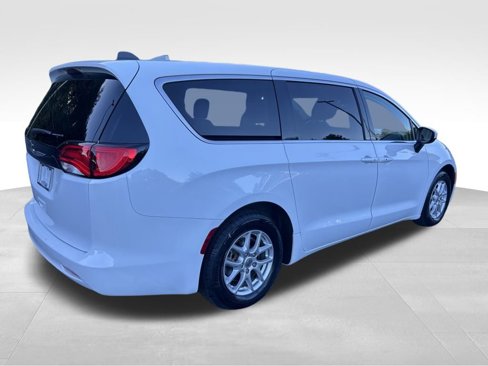 Used 2022 Chrysler Voyager LX image 6