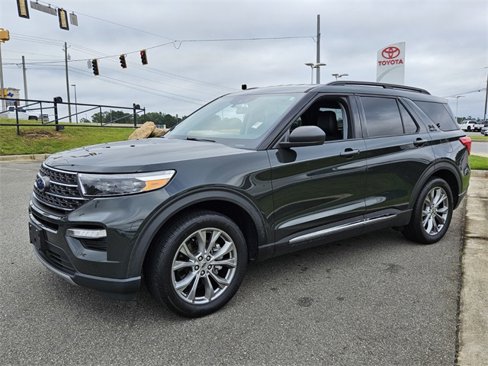 Used 2022 Ford Explorer XLT w/ Equipment Group 202A image 3