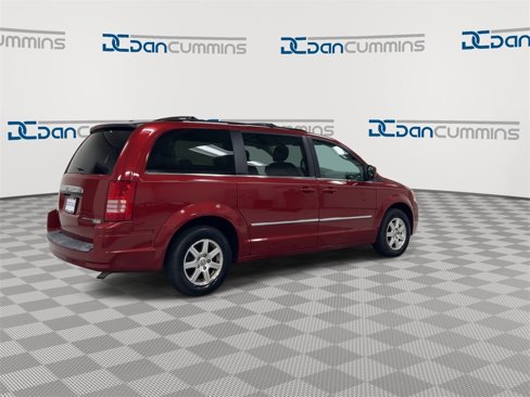 Used 2010 Chrysler Town & Country Touring image 8