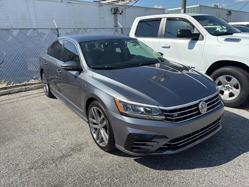 Used 2017 Volkswagen Passat 1.8T R-Line w/ R-Line Lighting Package image 2