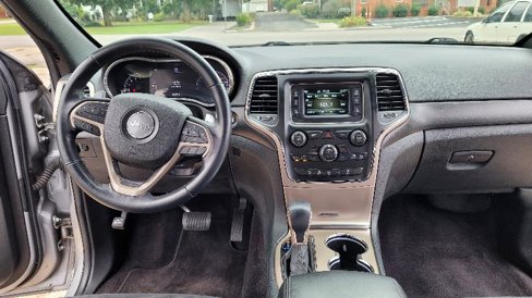 Used 2017 Jeep Grand Cherokee Laredo image 14