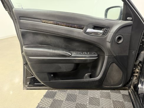 Used 2018 Chrysler 300 Limited image 9