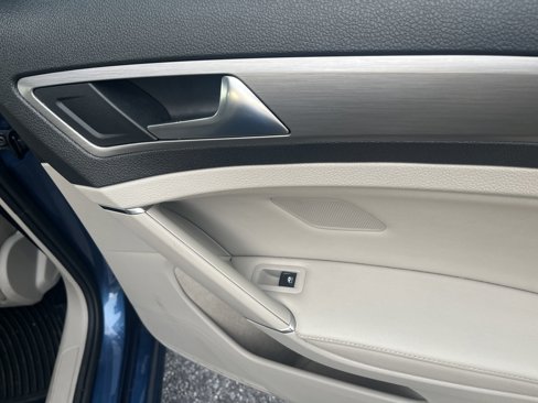 Used 2017 Volkswagen Golf Wolfsburg Edition image 20