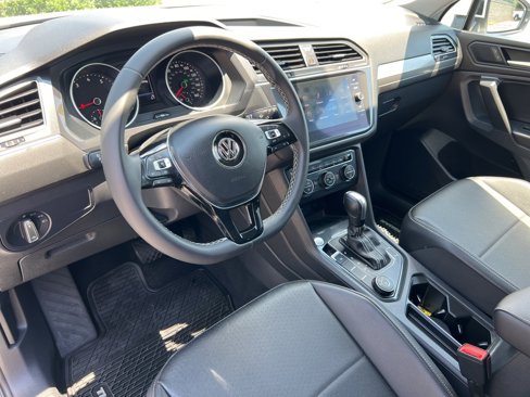 Used 2021 Volkswagen Tiguan SE image 2