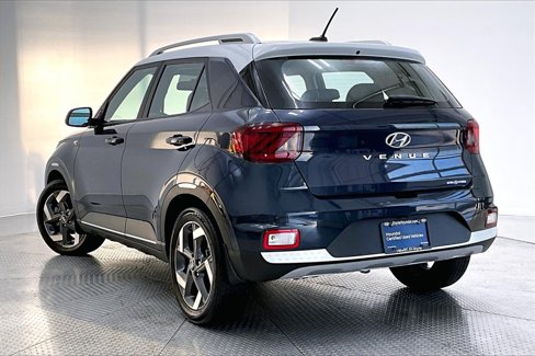 Used 2023 Hyundai Venue Limited image 12