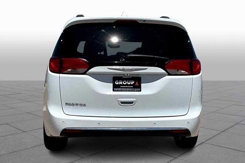 Used 2020 Chrysler Pacifica Touring-L image 4