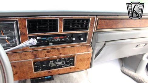 Used 1986 Lincoln Town Car image 10