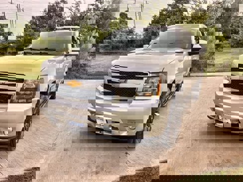 Used 2014 Chevrolet Suburban LT image 2