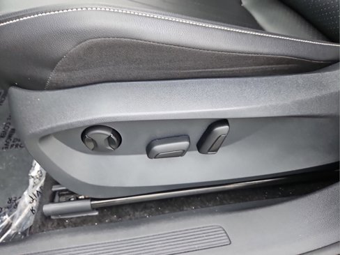 Used 2024 Volkswagen Tiguan SE image 19