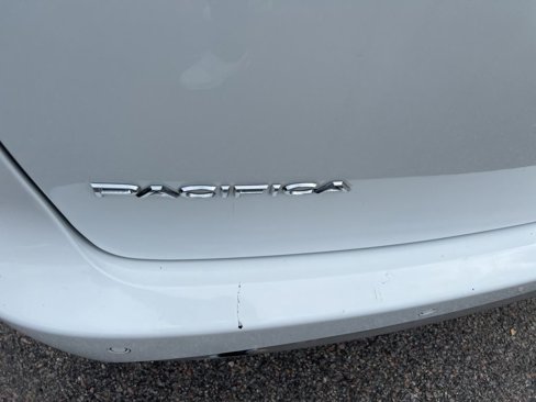 Used 2019 Chrysler Pacifica Touring-L image 34