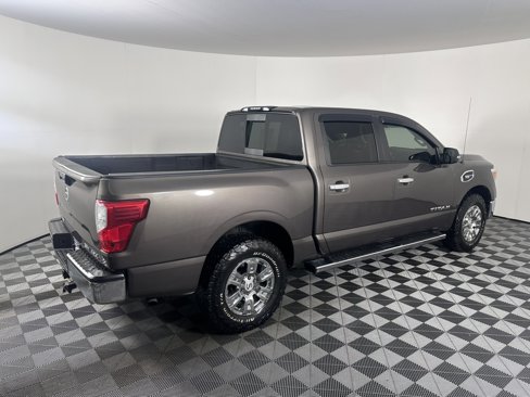 Used 2017 Nissan Titan SV image 3