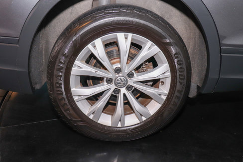 Used 2020 Volkswagen Tiguan S image 33