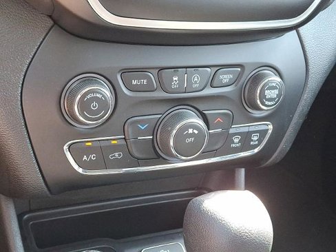 Used 2019 Jeep Cherokee Latitude w/ Popular Appearance Group image 15