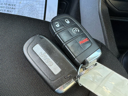 Used 2021 Jeep Renegade Latitude w/ Luxury Group I image 25