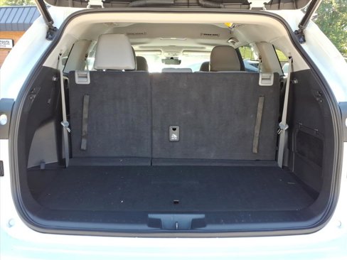 Used 2023 Toyota Highlander XLE image 11