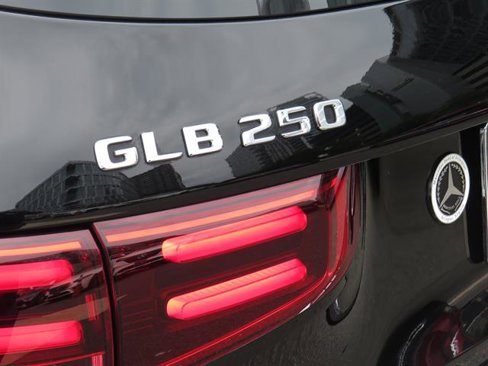 Used 2024 Mercedes-Benz GLB 250 4MATIC image 30