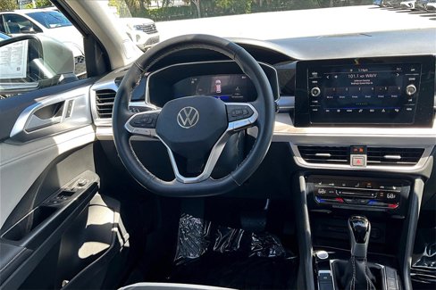 Certified 2025 Volkswagen Taos SE image 18