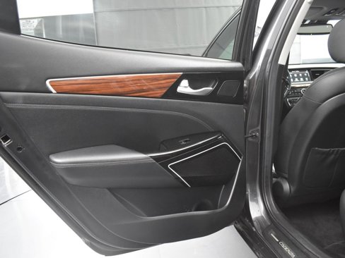 Used 2018 Kia Cadenza Technology image 16