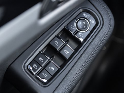 Certified 2021 Porsche Macan image 19
