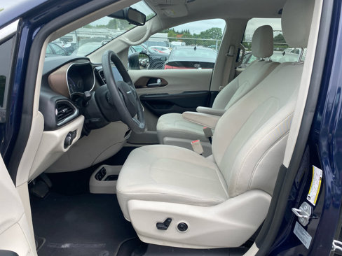 Used 2017 Chrysler Pacifica Touring w/ Tire & Wheel Group image 4