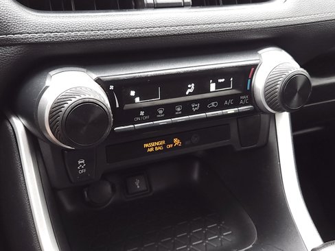 Used 2021 Toyota RAV4 LE image 16