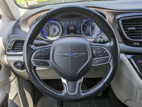 Used 2019 Chrysler Pacifica Touring-L image 18