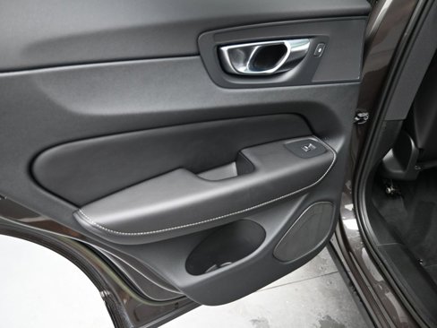 Certified 2023 Volvo XC60 B5 Ultimate w/ Protection Package Premier image 28