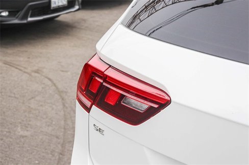 Used 2022 Volkswagen Tiguan SE R-Line image 8