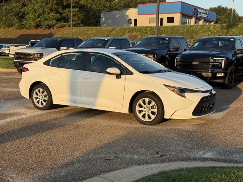 Used 2024 Toyota Corolla LE image 3