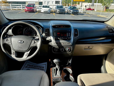 Used 2015 Kia Sorento LX image 12