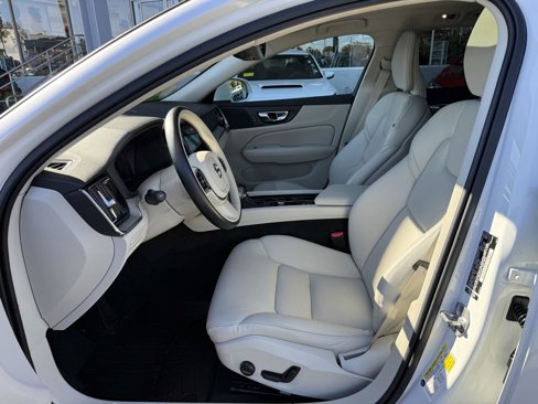 Used 2021 Volvo V60 T5 Cross Country image 10