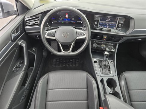 Used 2024 Volkswagen Jetta SE image 11