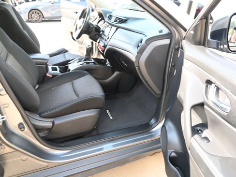 Used 2017 Nissan Rogue SV image 25