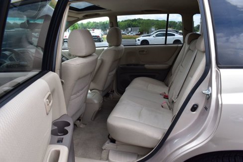 Used 2005 Toyota Highlander 4WD V6 w/ 3rd Row image 19