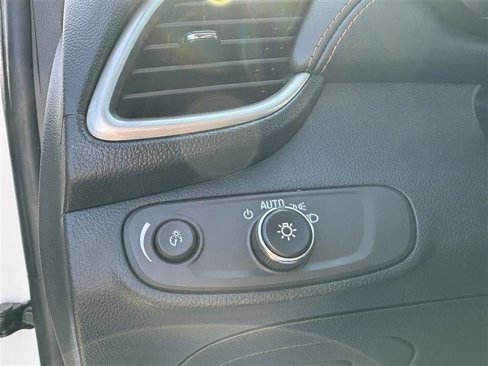 Used 2022 Chevrolet Trax LT w/ LT Convenience Package image 18