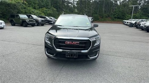 Used 2023 GMC Terrain SLE w/ Driver Convenience Package image 3
