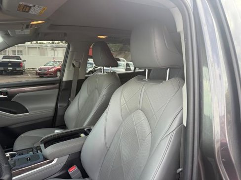 Used 2021 Toyota Highlander Platinum image 12