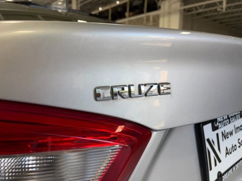 Used 2017 Chevrolet Cruze LT image 17
