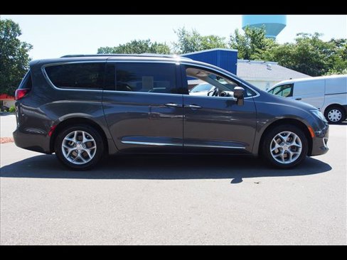Used 2019 Chrysler Pacifica Touring-L Plus w/ Advanced Safetytec Group image 8