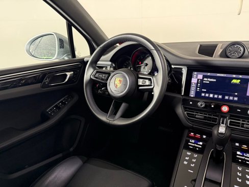 Certified 2024 Porsche Macan image 18