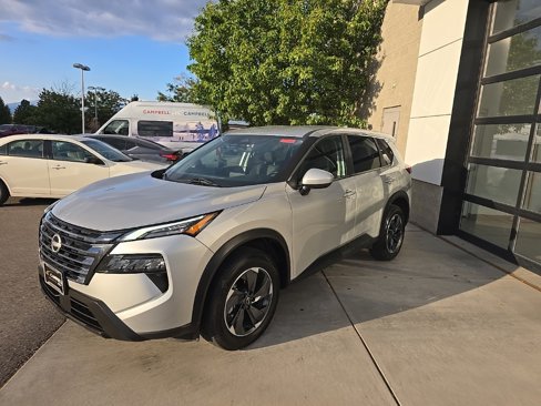 Used 2024 Nissan Rogue SV image 3