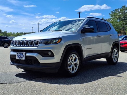 Used 2024 Jeep Compass Latitude image 25