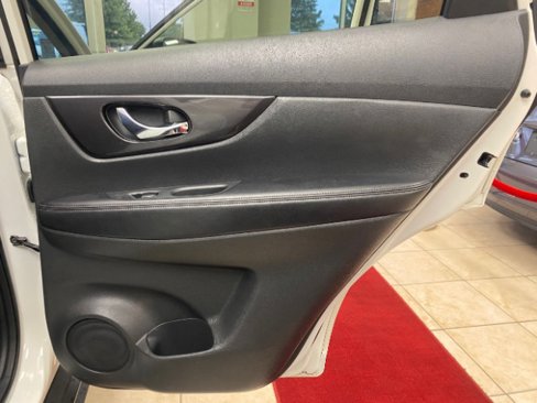 Used 2018 Nissan Rogue SV image 11