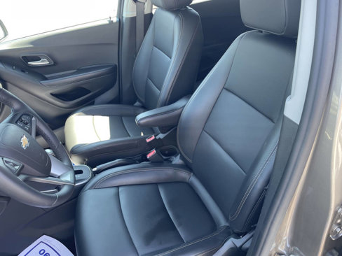 Used 2022 Chevrolet Trax LT w/ Premium Seat Package image 3