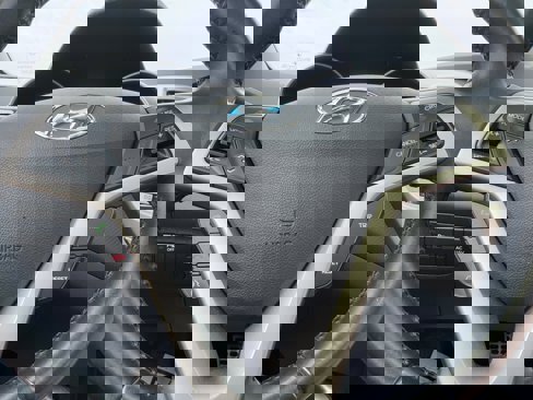 Used 2013 Hyundai Veloster w/ Tech Pkg image 17