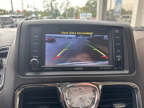 Used 2015 Chrysler Town & Country Touring-L image 22