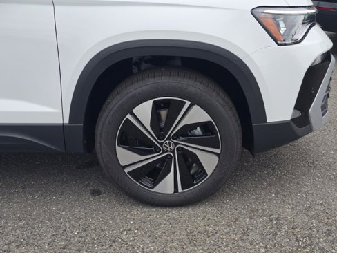 New 2025 Volkswagen Taos SE image 2