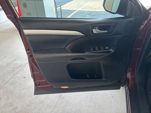 Used 2019 Toyota Highlander XLE image 6